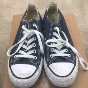 Converse chuck Taylor’s low, navy blue